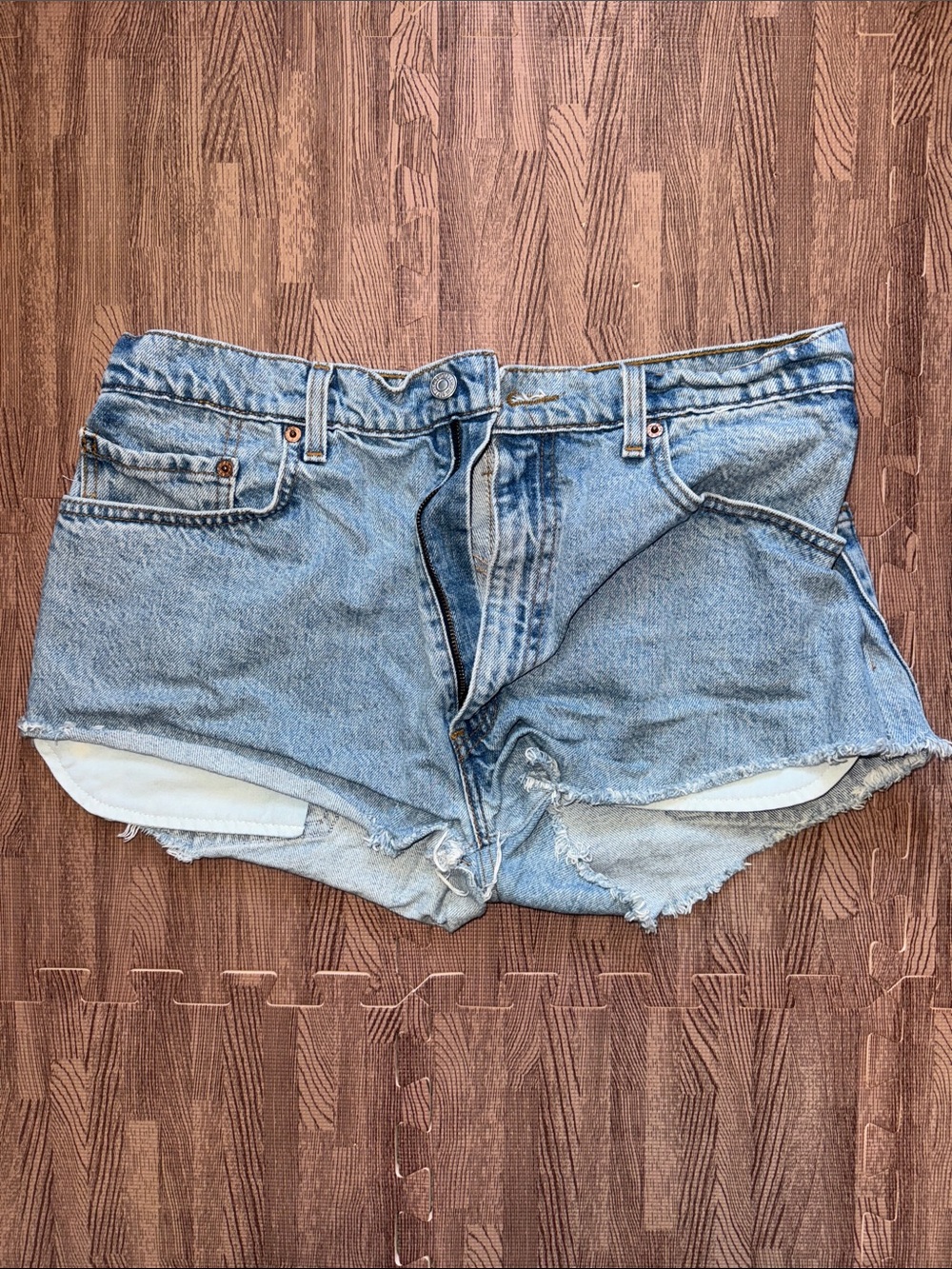 LEVIS DENIM JEAN SHORTS WAIST IS 32 INCHES *STAIN INSIDE*